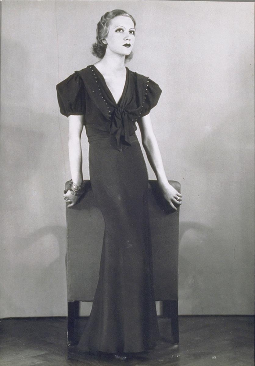 Frau in Kleid von Klyhs