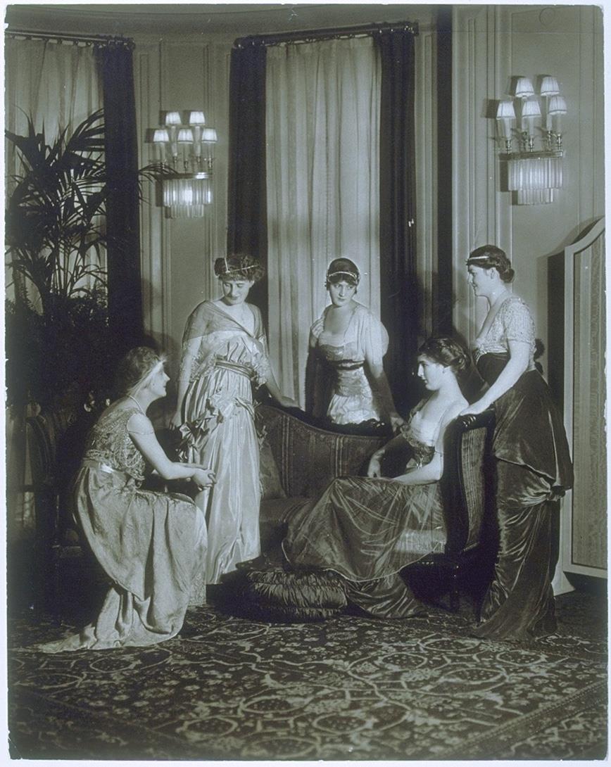 Frauen in Kleidern