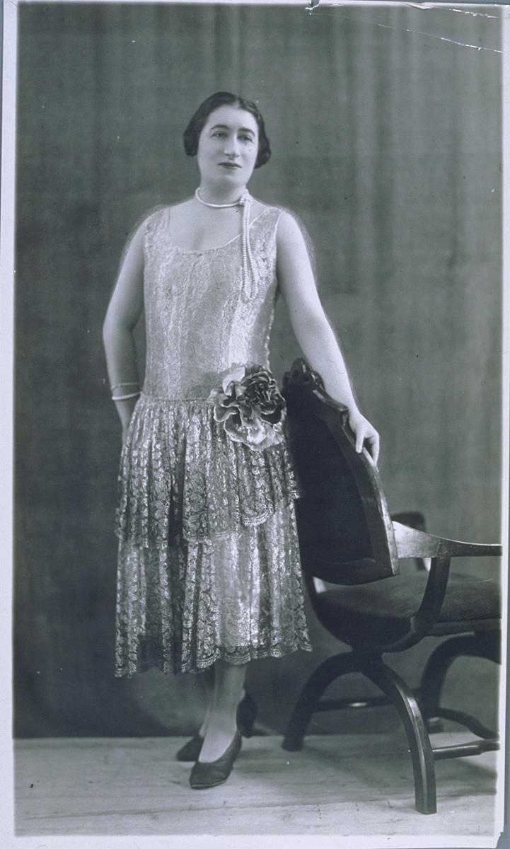 Frau in Kleid von Madeleine Gaston