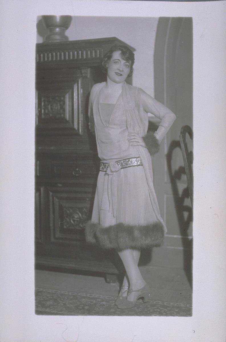 Renée Corciade in Kleid von Maison Ch. Drecoll, Paris