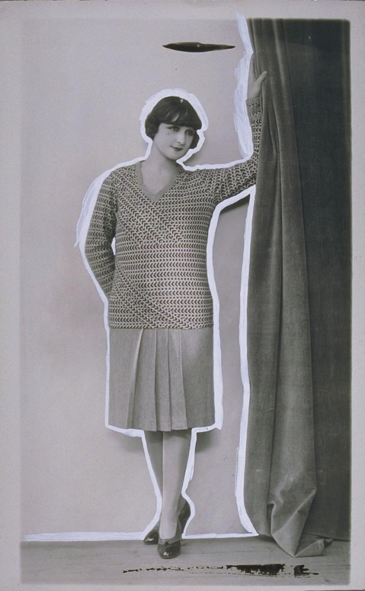 Mademoiselle Smolinska in Sweater und Rock von Tricot Ras