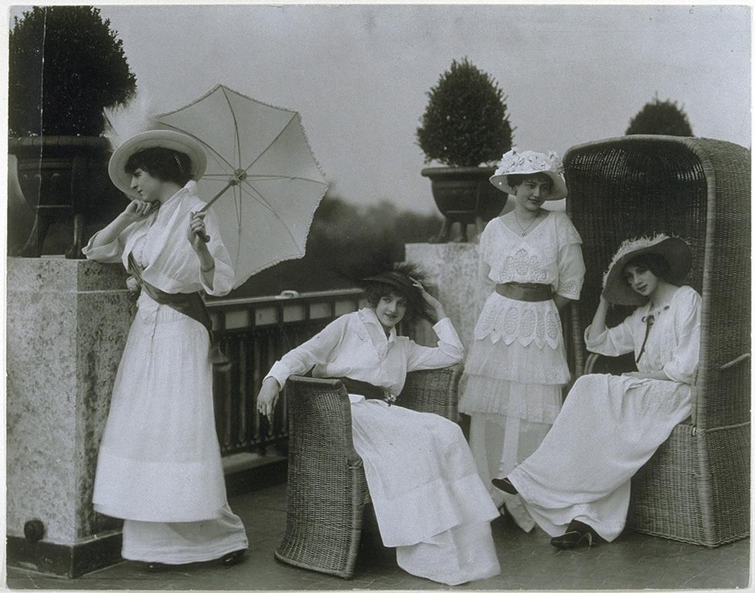 Frauen in Kleidern