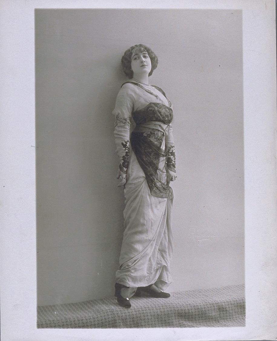Georgette Bois in Kleid von Maison Laferrière