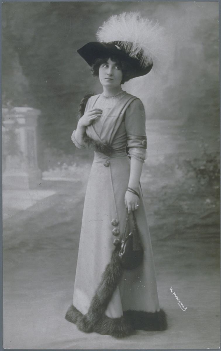 Frau in Mantel von Laferrière