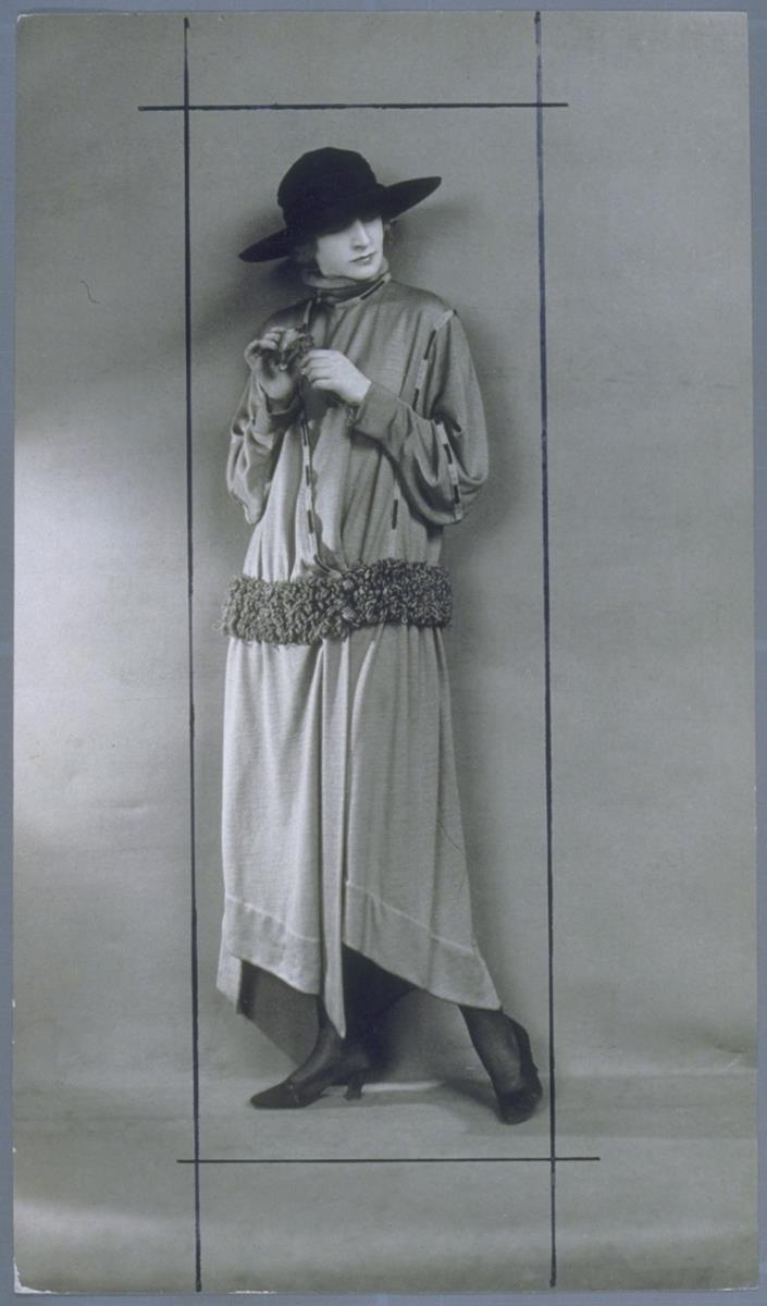 Frau in Kleid