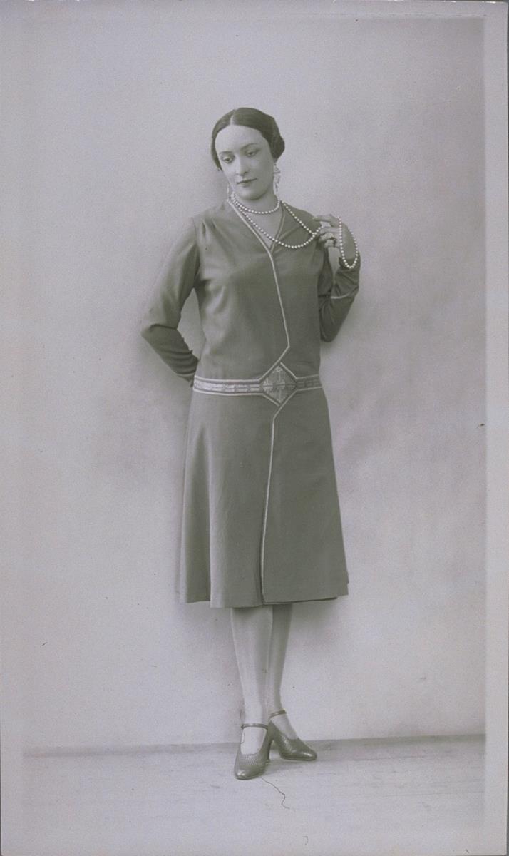 Frau in Kleid von May