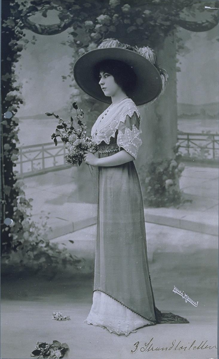 Mademoiselle E. Carlova in Kleid, Model Ryzenet