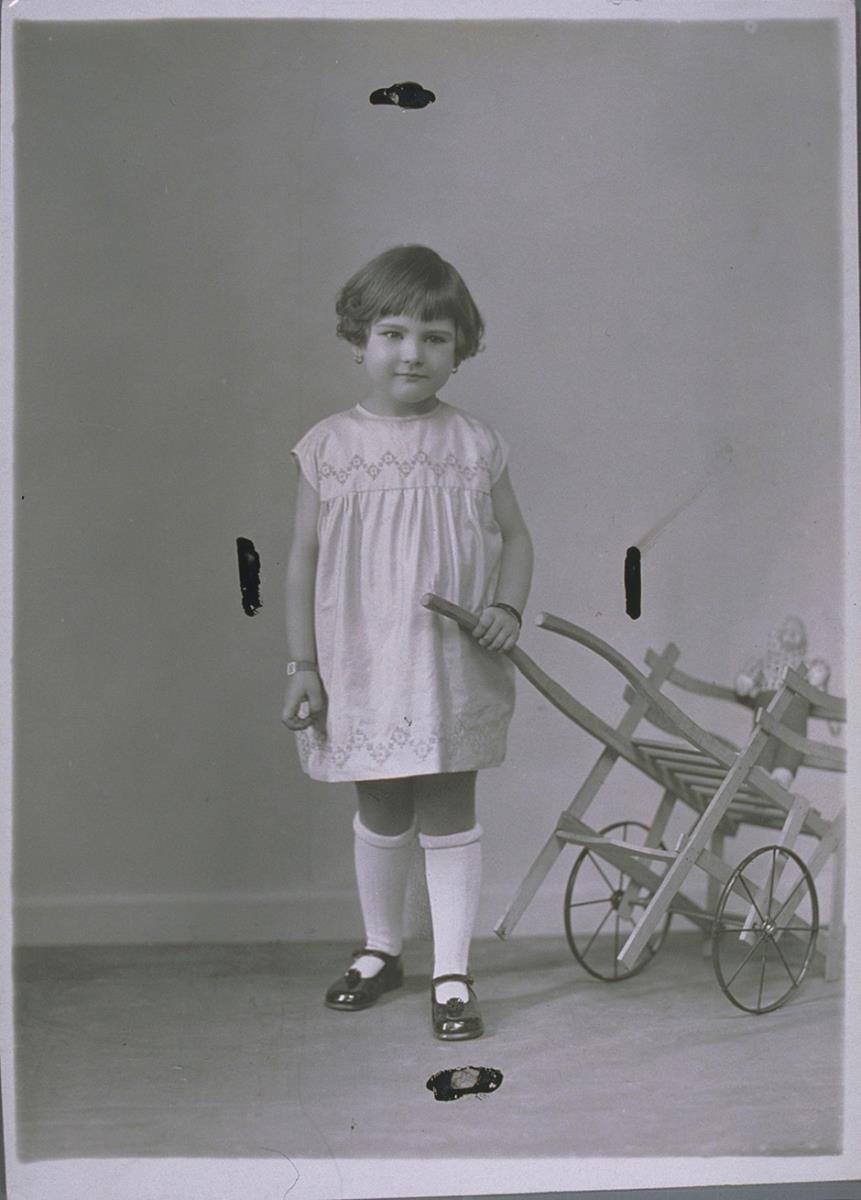 Mädchen in Kleid von Folvary