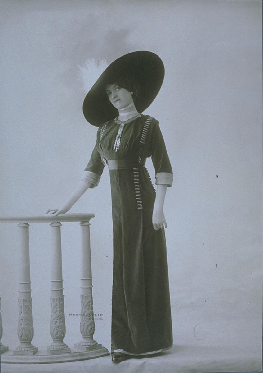 Frau in Kleid von Maison Ch. Drecoll, Paris