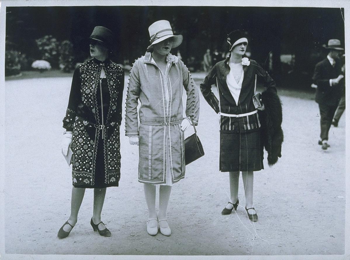 Frauen in Kleidern