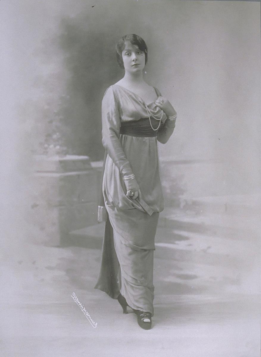 Frau in Kleid von Poiret