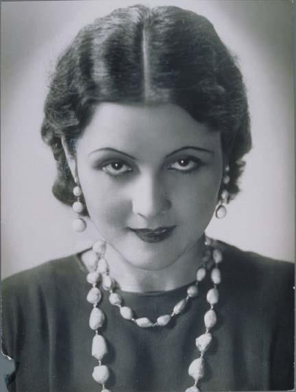 Frau mit Kette und Ohrschmuck