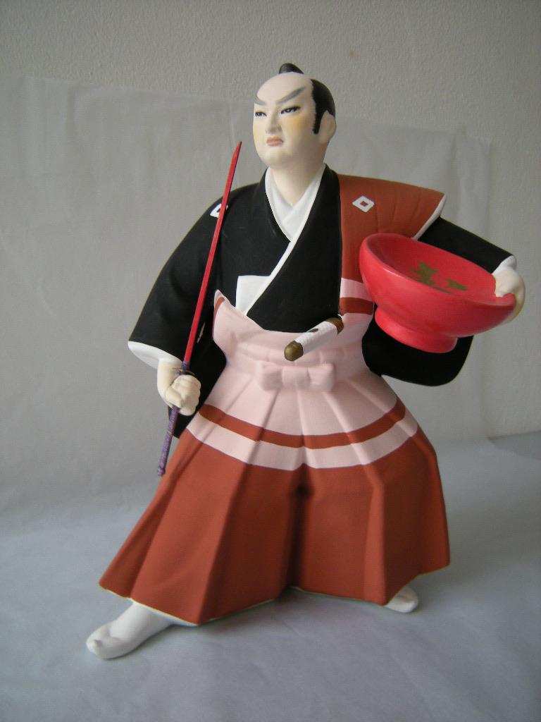 Samurai mit Schale und Holzschwert