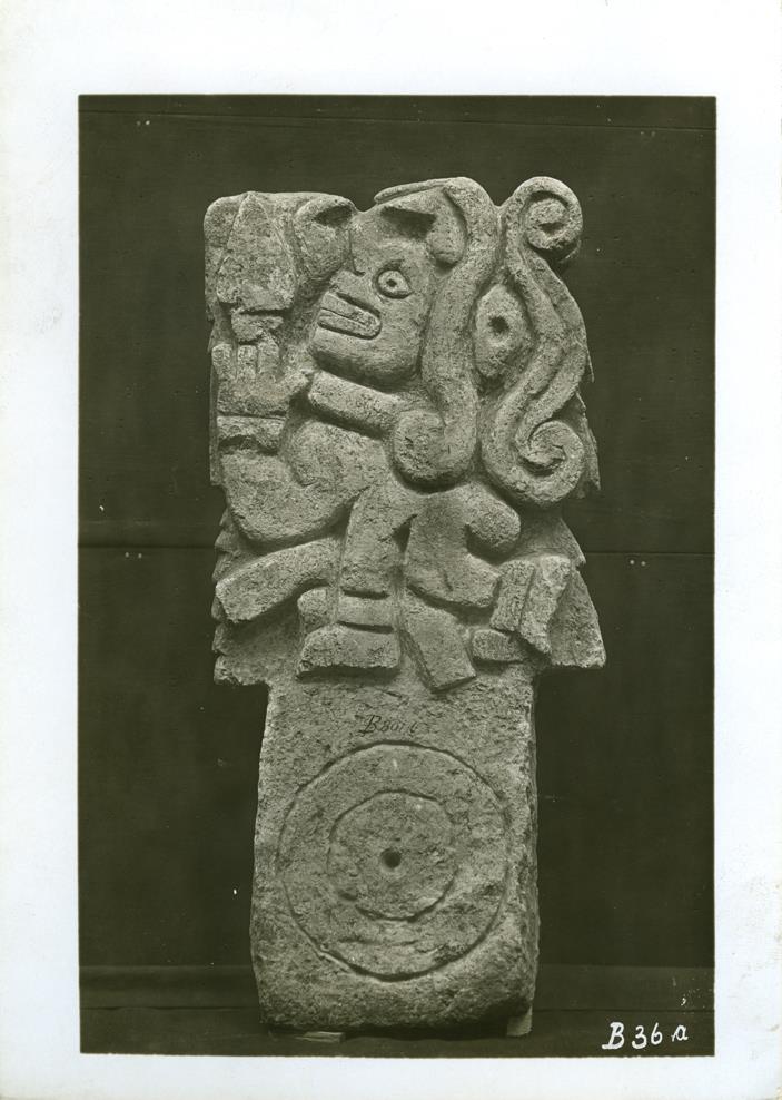 Dreiseitiges Steinrelief mit dem tanzenden Affen (Macuilxochitl). 75cm hoch. Ritzzeichnung am Sockel nicht original. Sammlung Guillermo de Heredia.