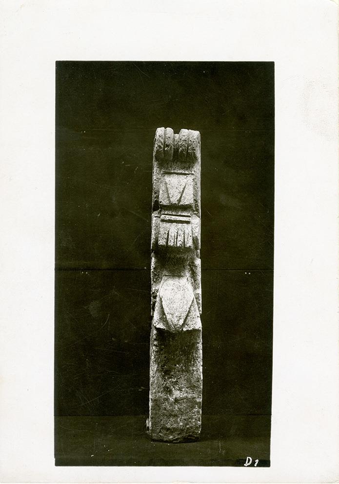 "Steinwahrzeichen." Steinerne Palma. Vorderansicht.