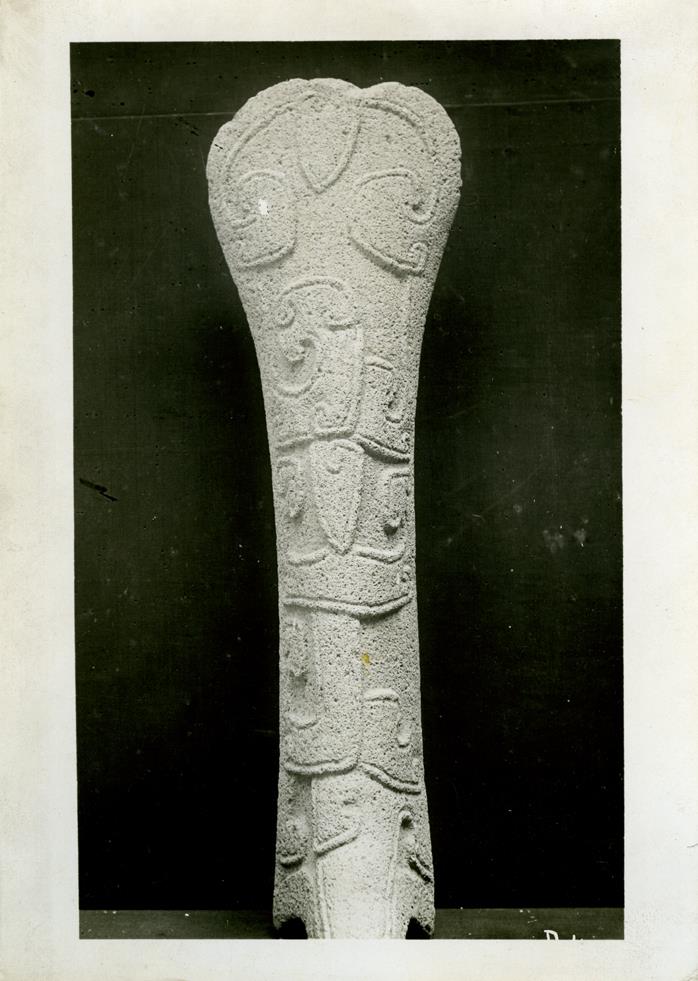 "Steinwahrzeichen." Steinerne Palma mit Voluten. Sammlung Guillermo de Heredia.