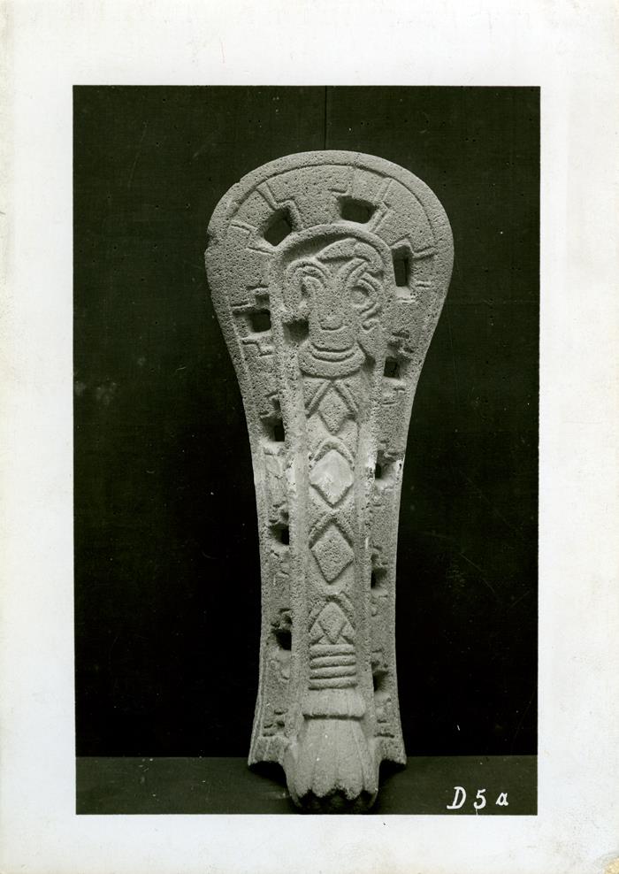 "Steinwahrzeichen."  -Palma- Es stellt eine Schlange mit Verzierungen am Rande dar. (Vorderseite) Sammlung Guillermo de Heredia.
