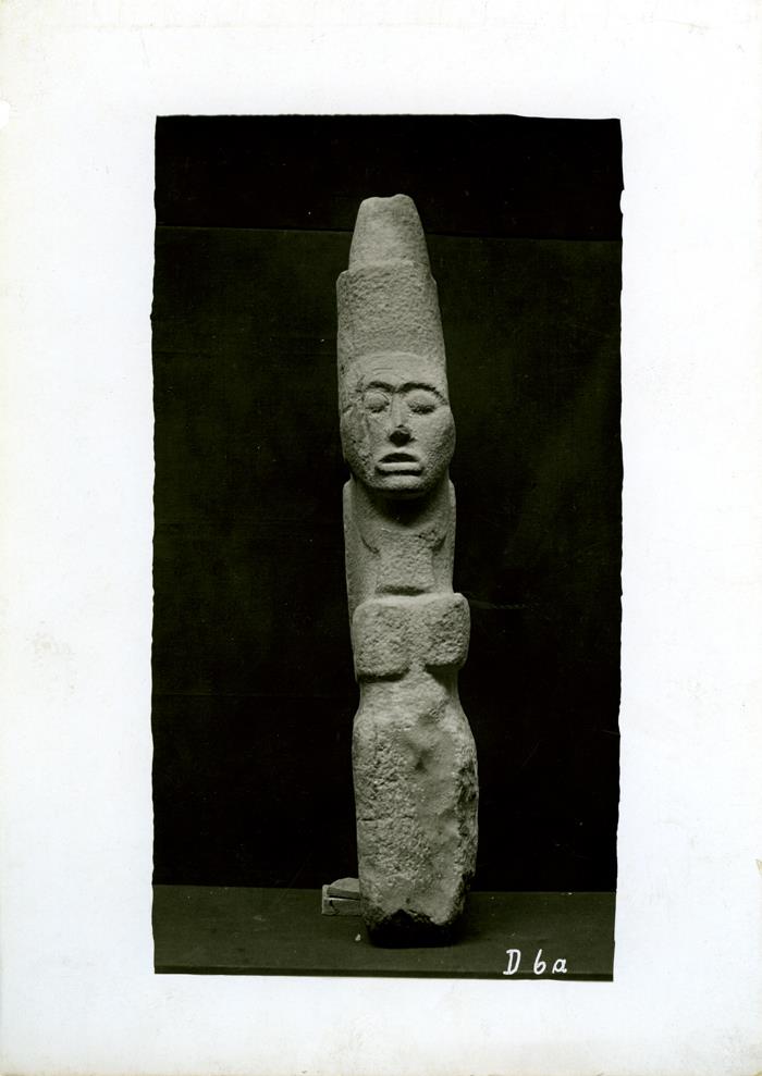 Steinfigur. Vorderansicht Sammlung Guillermo de Heredia.