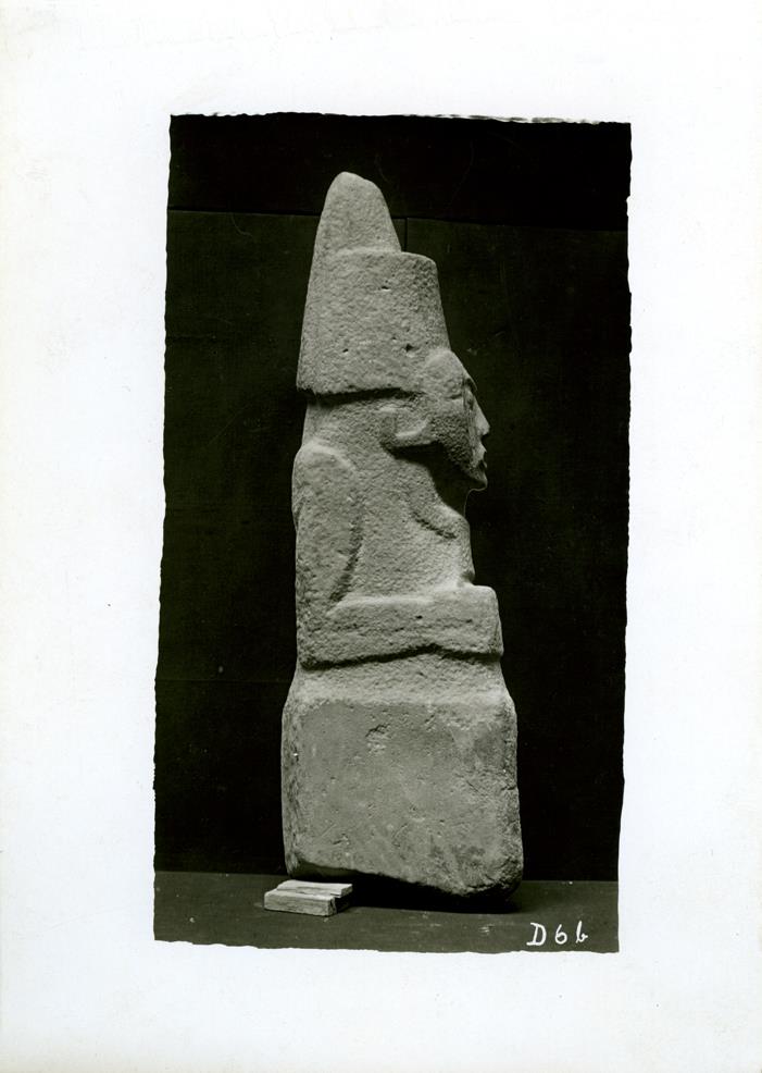 Steinfigur. Seitenansicht Sammlung Guillermo de Heredia.