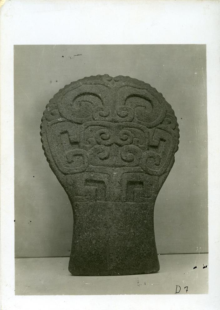 Steinplastik mit Voluten. (Rückseite) Sammlung Guillermo de Heredia.