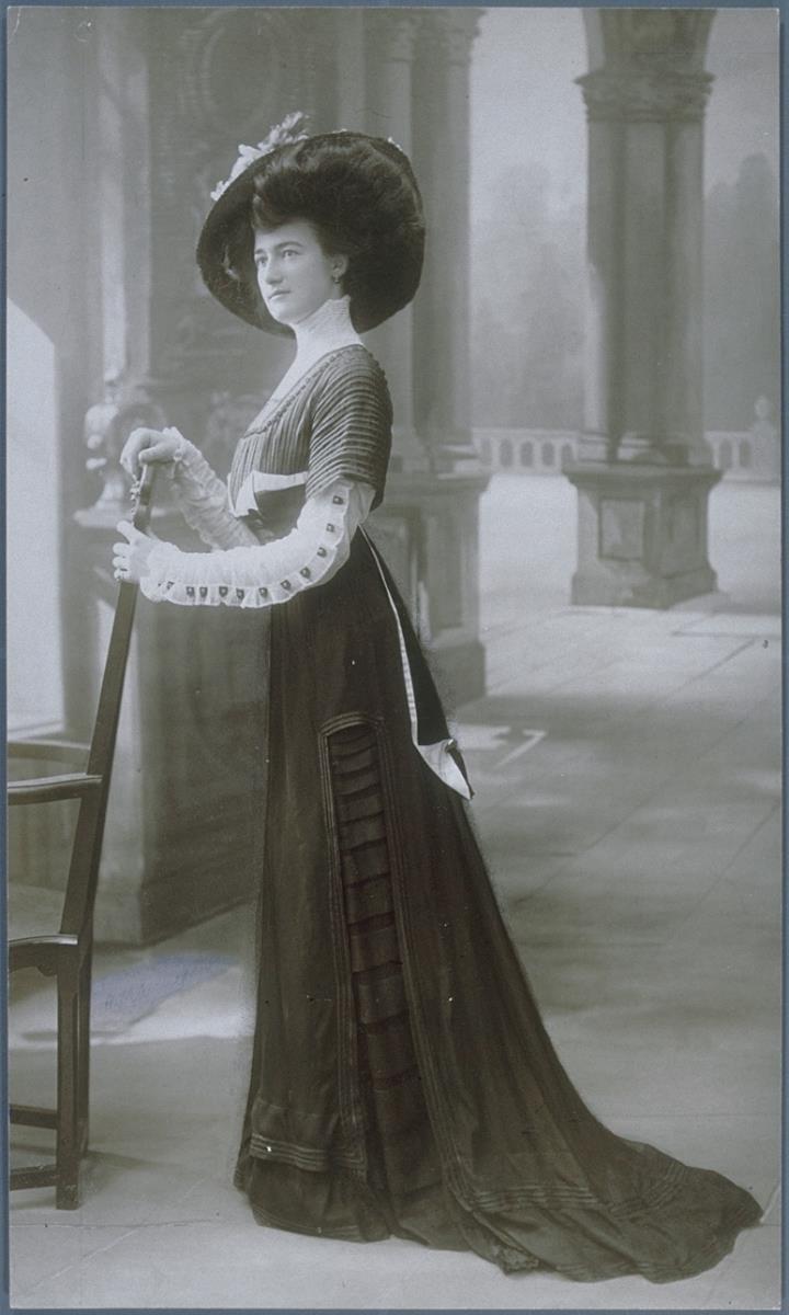 Frau in Kleid