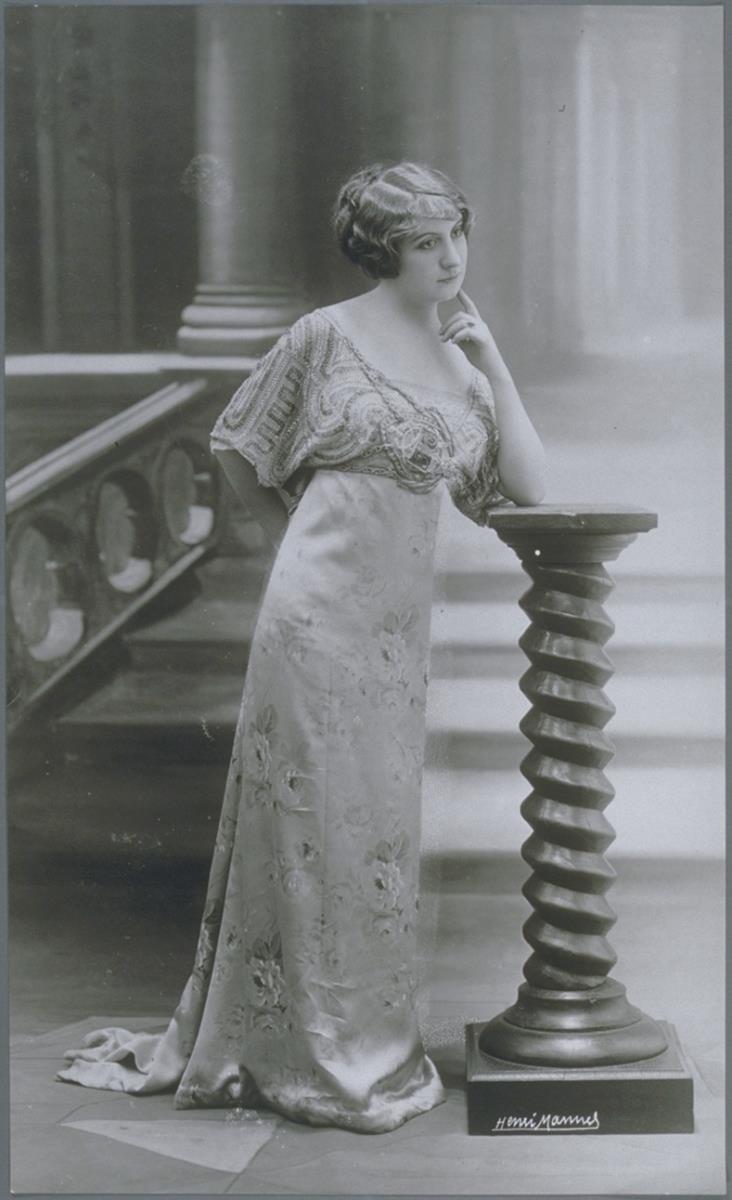 Frau in Kleid von Ernest Raudnitz
