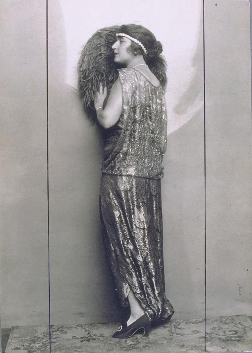 Betty Fischer in Kleid von C. Grünzweig