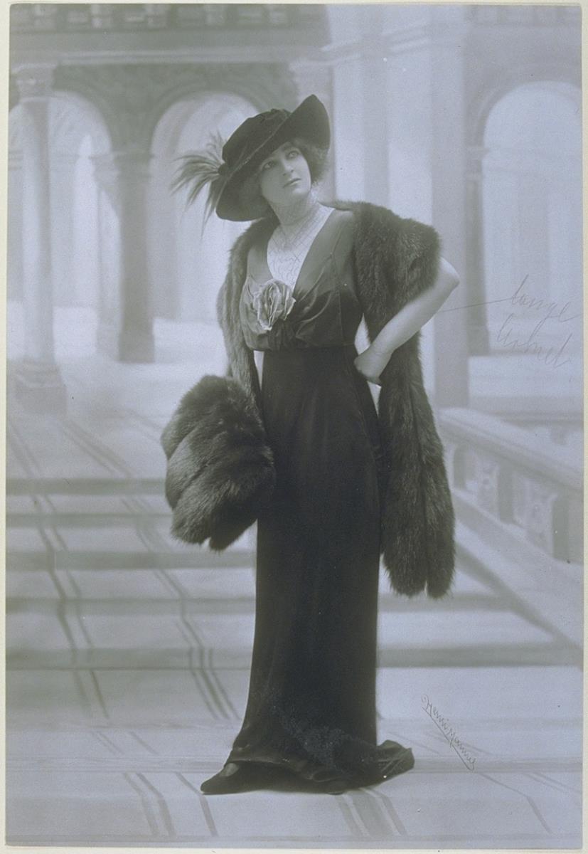 Frau in Kleid von Fouriner