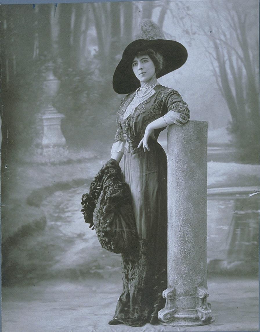 Mademoiselle de Brugols (?) in Kleid mit Muff und Hut