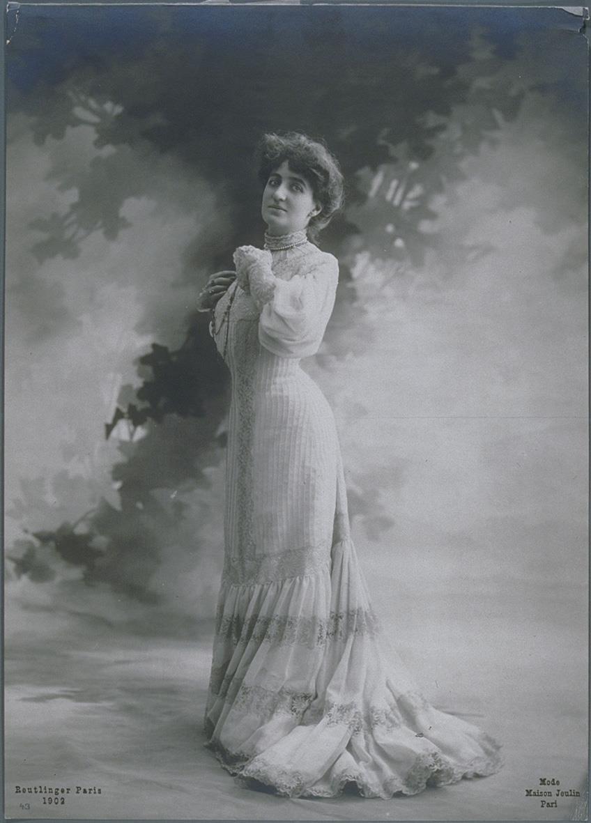 Frau in Kleid von Maison Jeulin