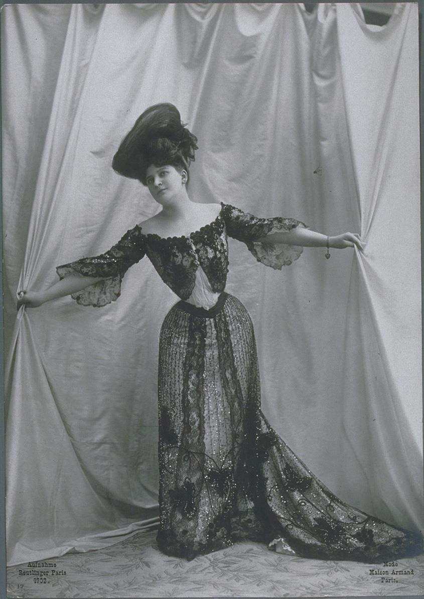 Frau in Kleid von Armand
