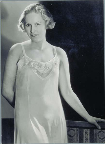 Frau in Unterkleid