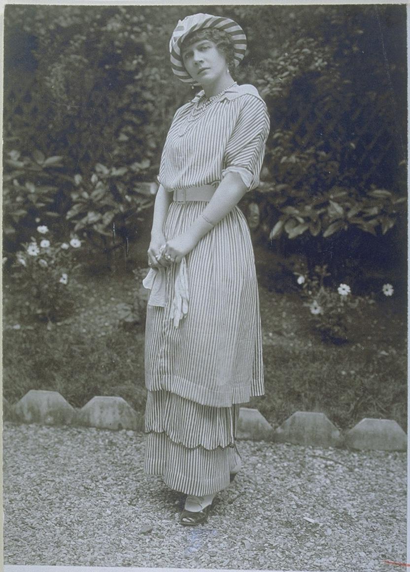 Frau in Kleid mit Hut