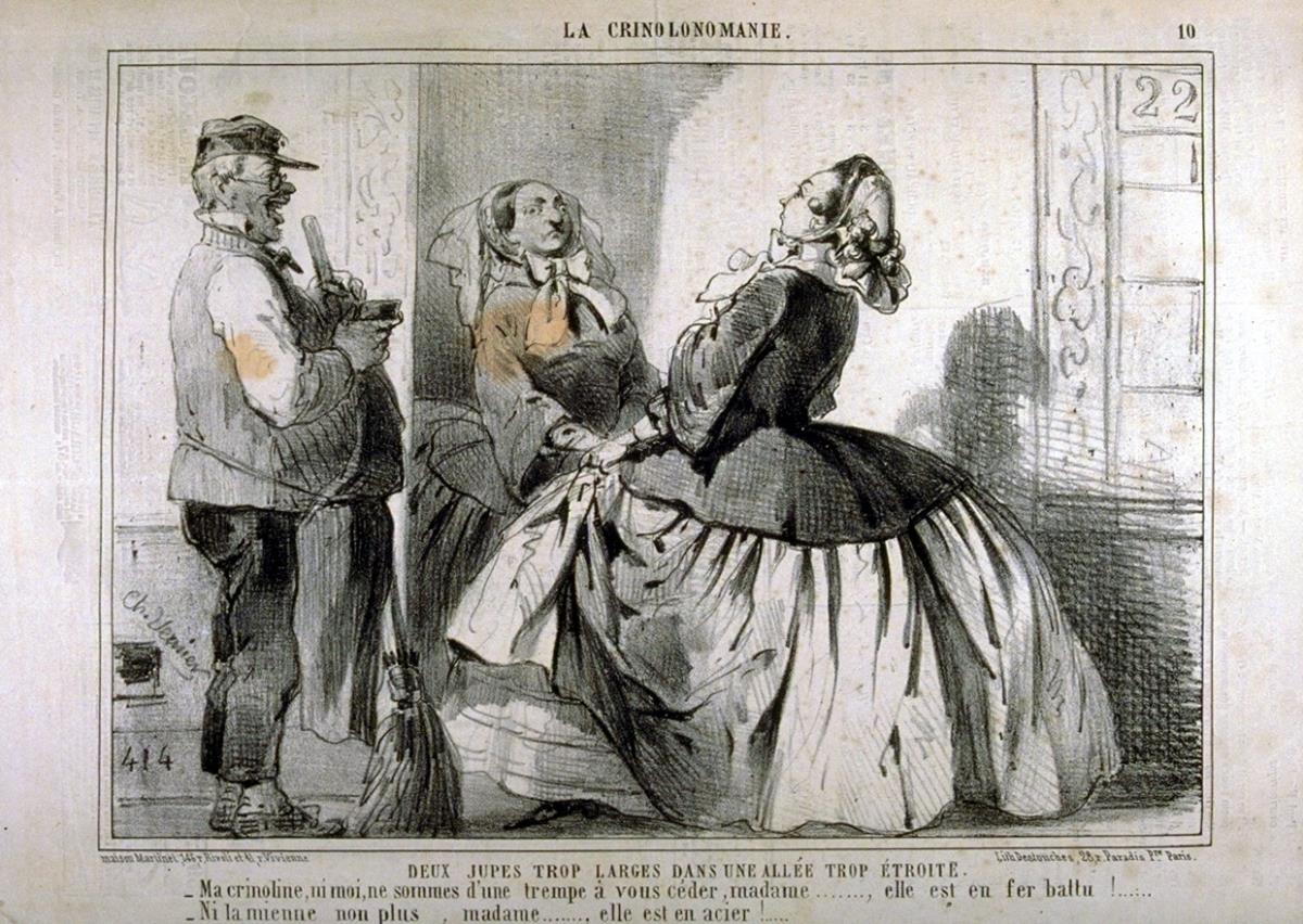 Deux jupes trop larges dans une allée trop étroite