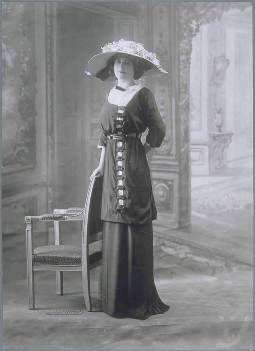 Frau in Kleid von Levillan