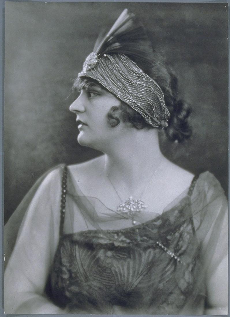 Frau mit Haarband, in Kleid von Flatow-Schädler