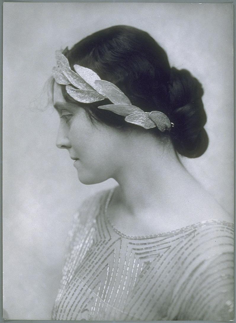 Martha Maria Newes in Kleid und mit Diadem von Flatow-Schädler