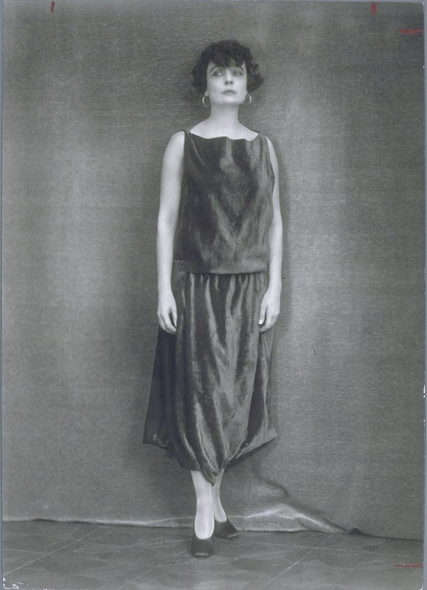 Ada von Senden in Kleid von Otto Haas-Heye