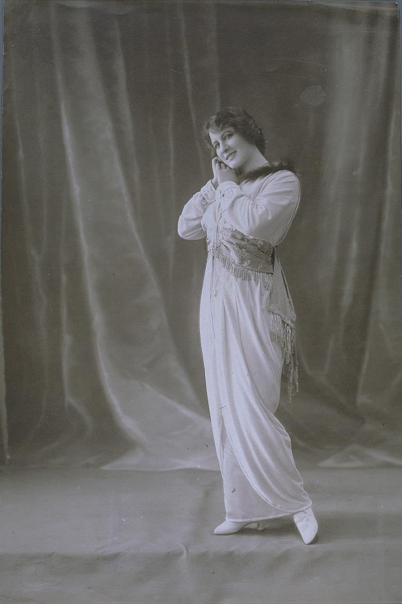 Mademoiselle Desclos in Kleid von Jeanne Paquin