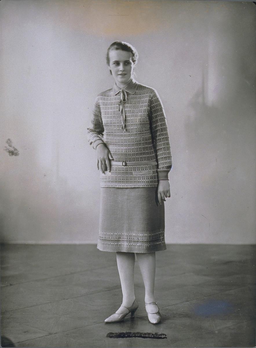 Frau in Pullover und Rock
