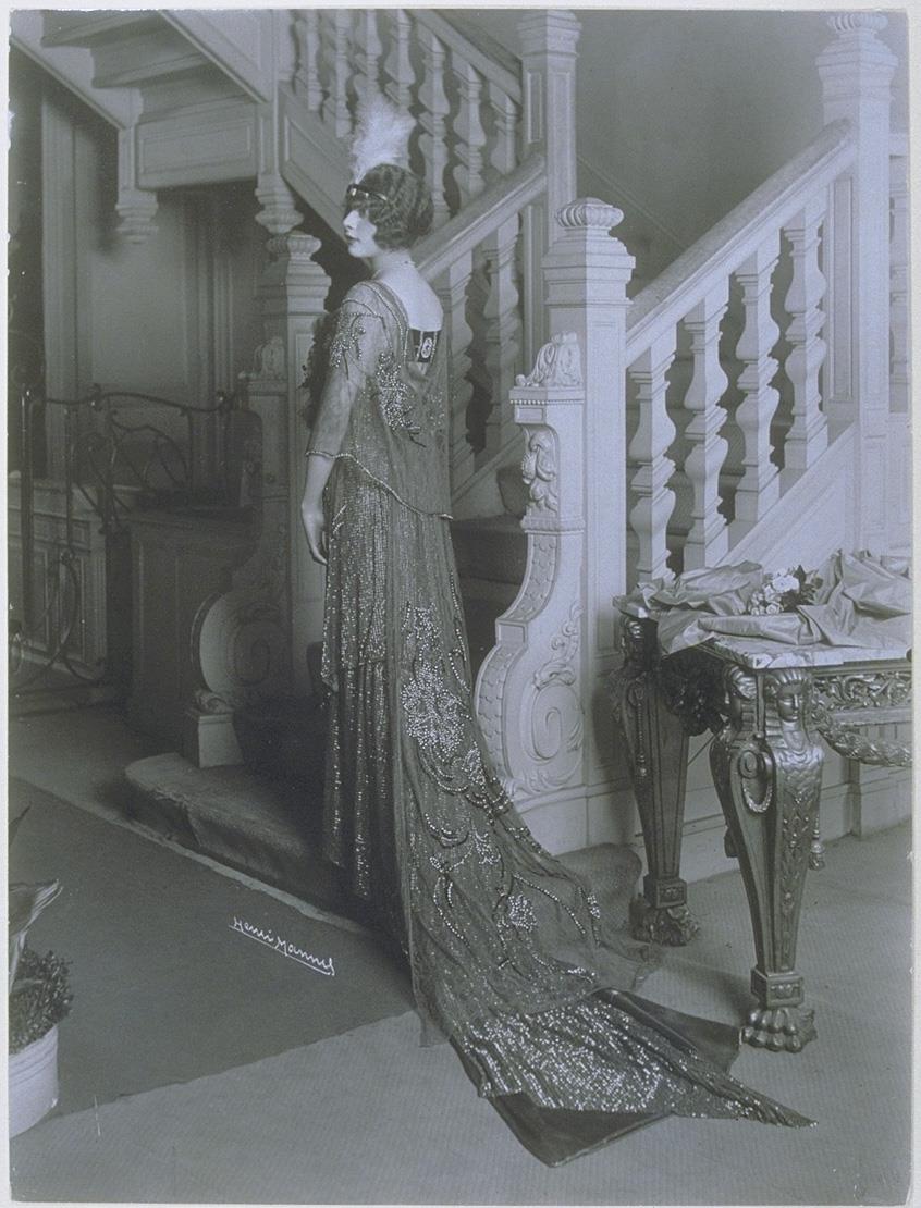Frau in Kleid von Boué Soeurs