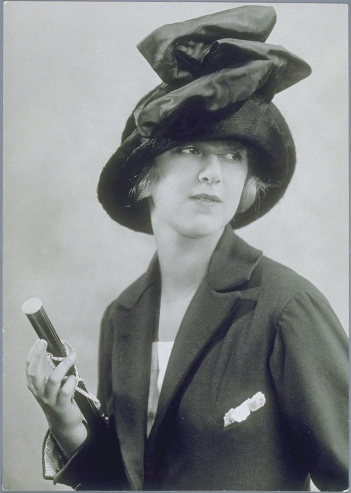 Frau mit Hut von Regina Friedlaender