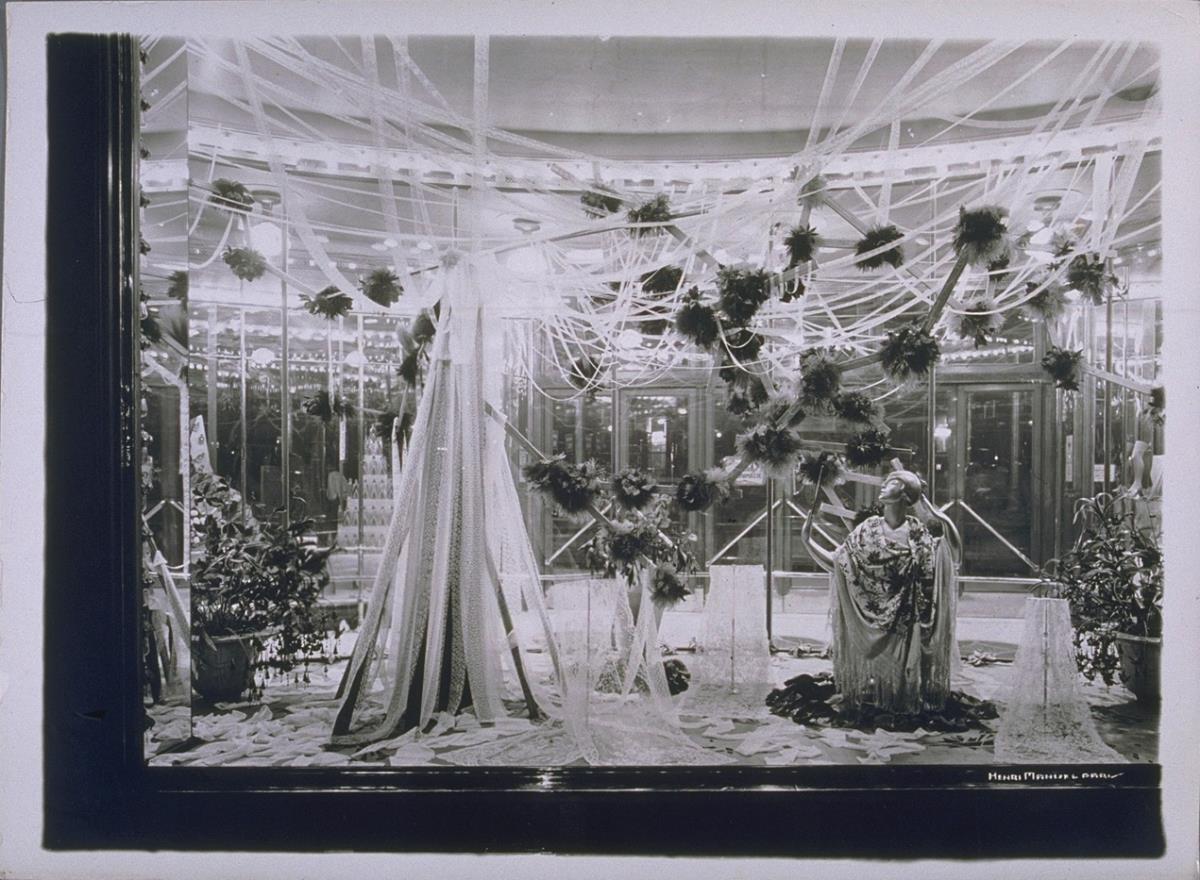 Spitzenstoffe im Schaufenster von Bon Marché in Paris