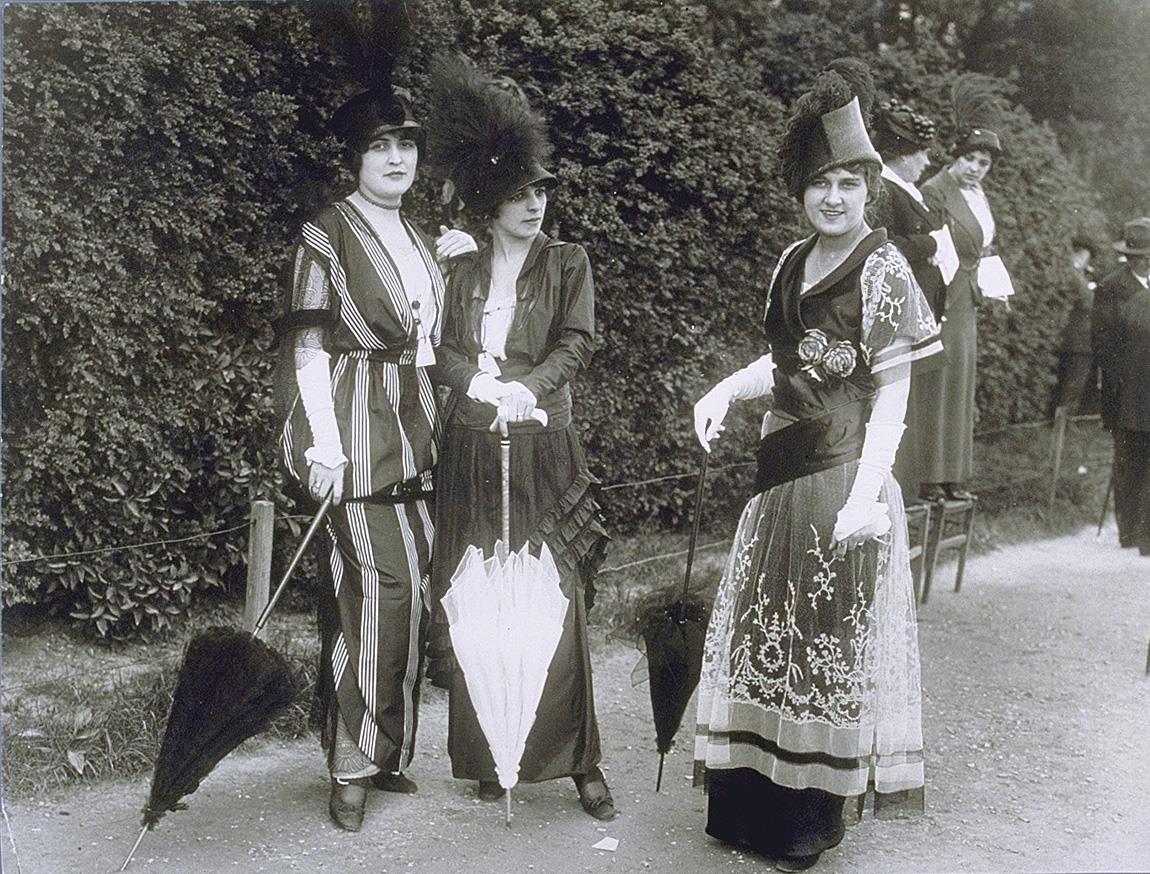 Frauen in Kleidern