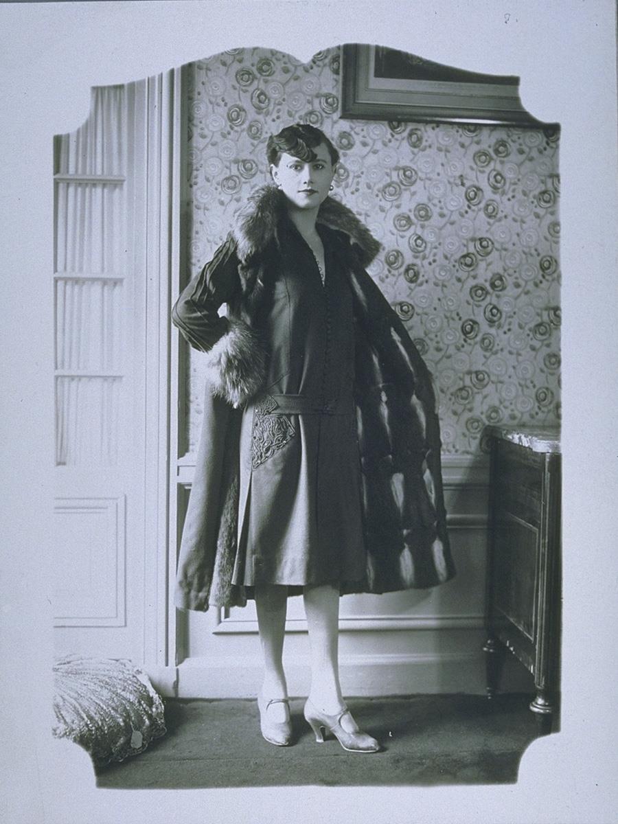 Frau in Kleid und Mantel von Félix Dupony