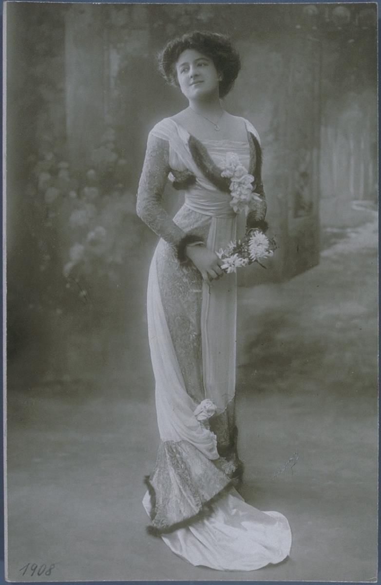 Frau in Kleid