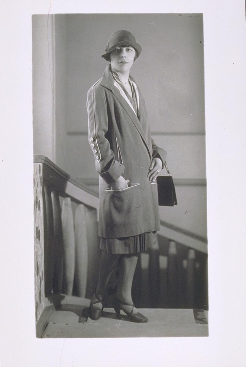 Frau in Mantel von Juliette Courtisien