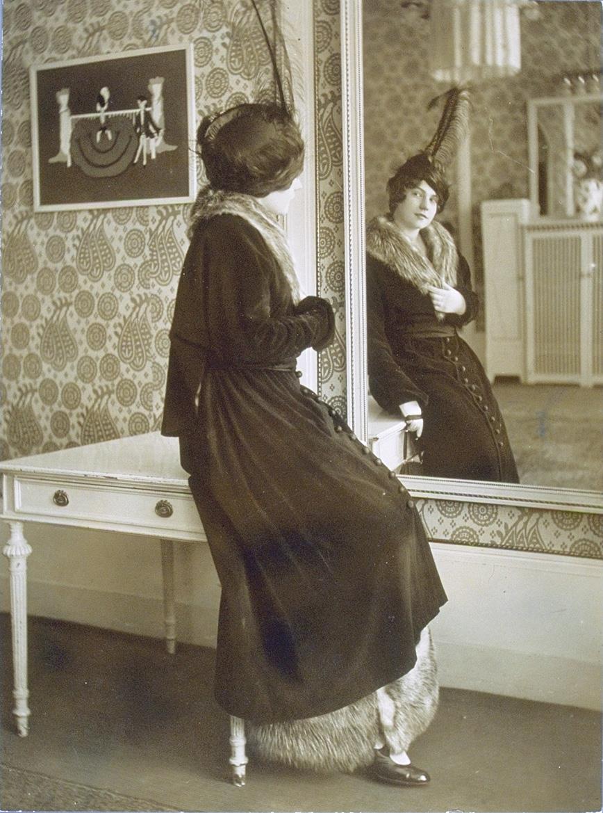 Frau in Mantel