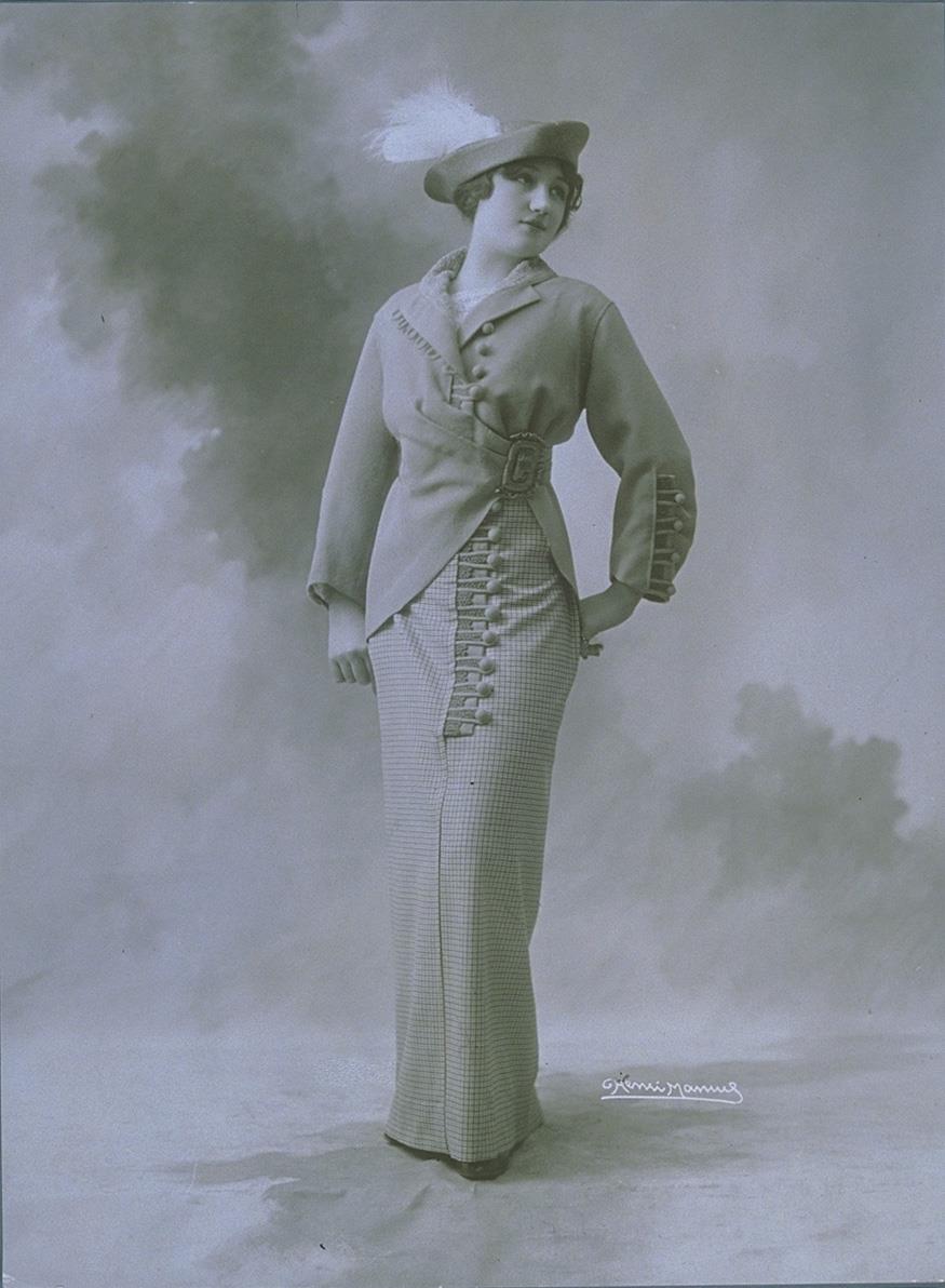 Frau in Oberteil und Rock von Louis et C.
