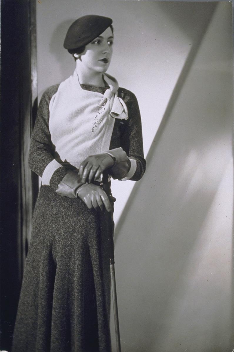 Frau in Kleid von Bruyère